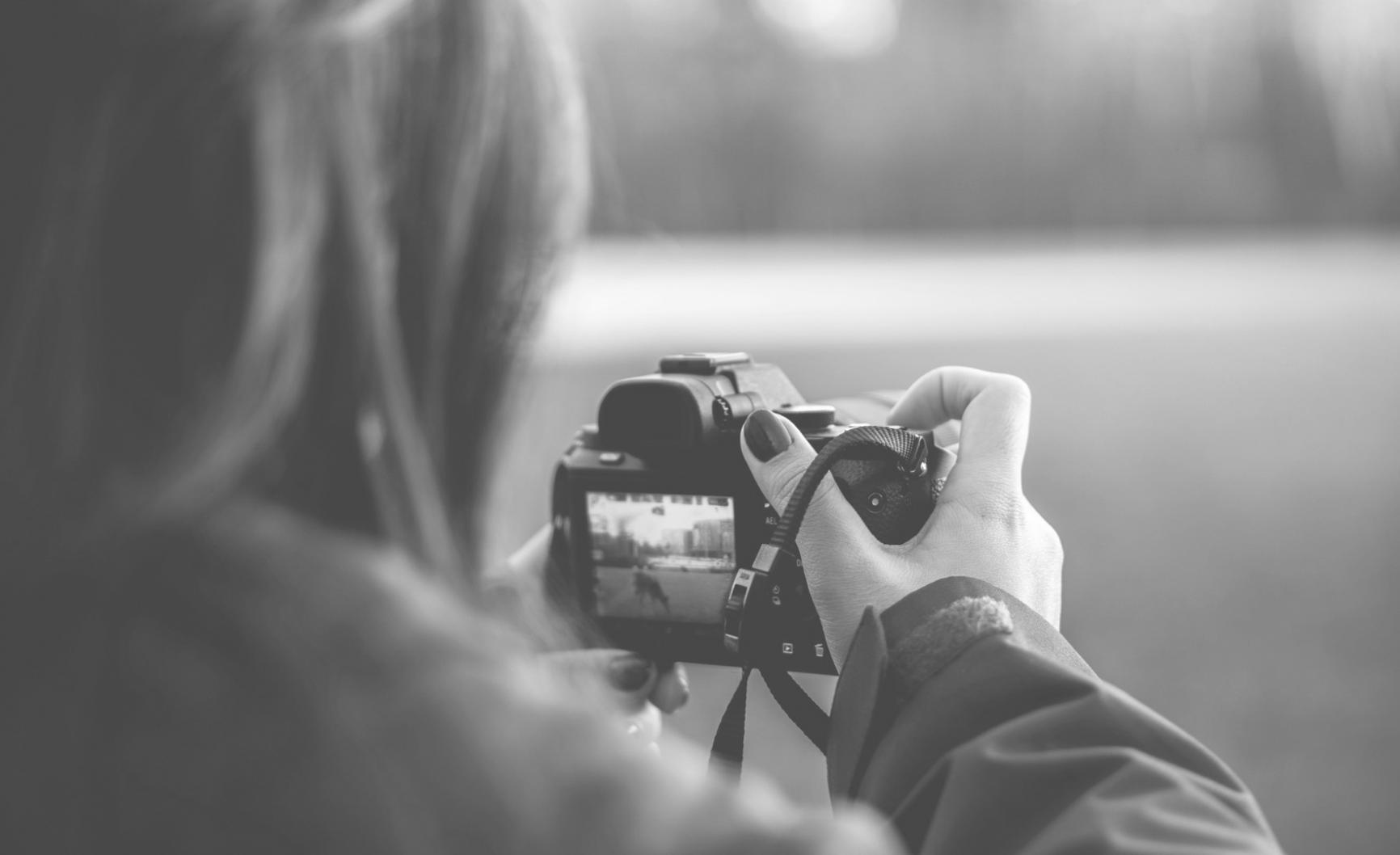 Postazione di editing video con monitor calibrato